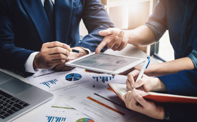 what does a business analyst do
